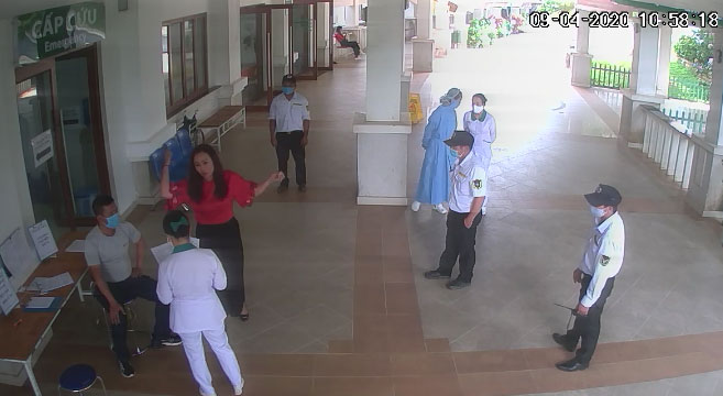 Cảnh vợ chồng ông Hùng đang đe dọa hành hung nhân viên y tế và bảo vệ tại khu khám sàng lọc trước Khoa Cấp cứu được camera an ninh của Bệnh viện ghi lại