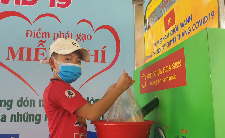 Huyện Đạ Tẻh triển khai điểm phát gạo tự động tình nghĩa chung tay phòng chống dịch Covid-19