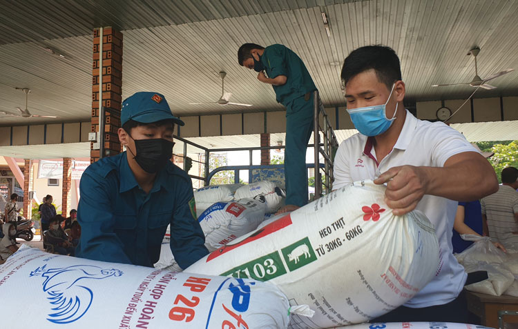 Ban tổ chức tiếp nhận gạo của các tổ chức, cá nhân, đơn vị, nhà hảo tâm trên địa bàn huyện mang tới điểm phát gạo tự động nghĩa tình