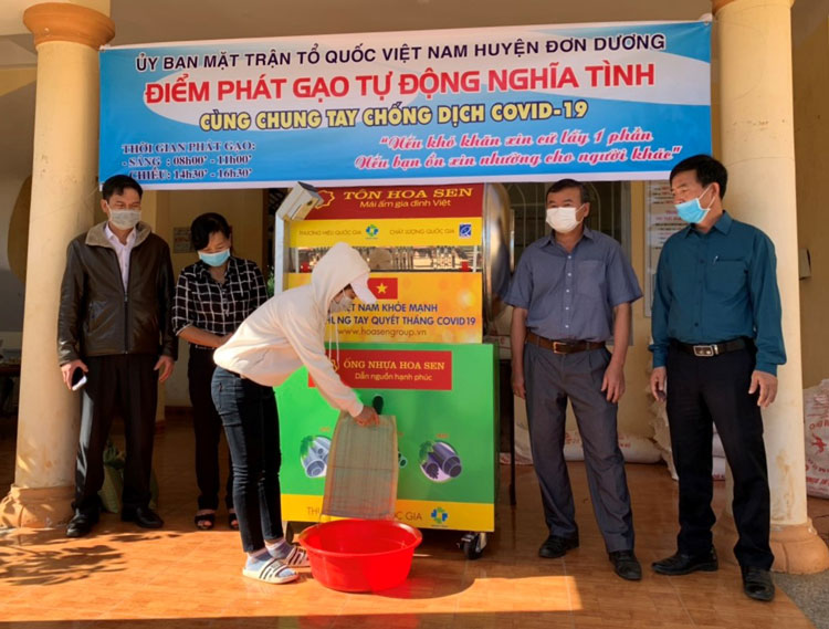 Người dân đến nhận gạo tại điểm phát gạo tự động miễn phí đặt tại xã Đạ Ròn, Đơn Dương. Ảnh: Duy Danh
