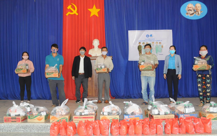Tặng khẩu trang và nước rửa tay sát khuẩn cho 600 hộ dân