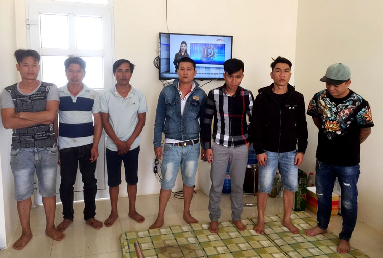 Tạm giữ 7 đối tượng đánh bạc trong nhà hoang