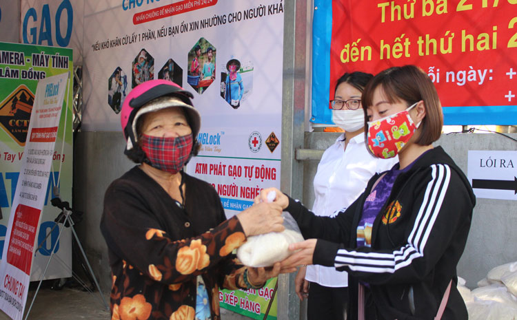 &quot;ATM gạo&quot; nghĩa tình