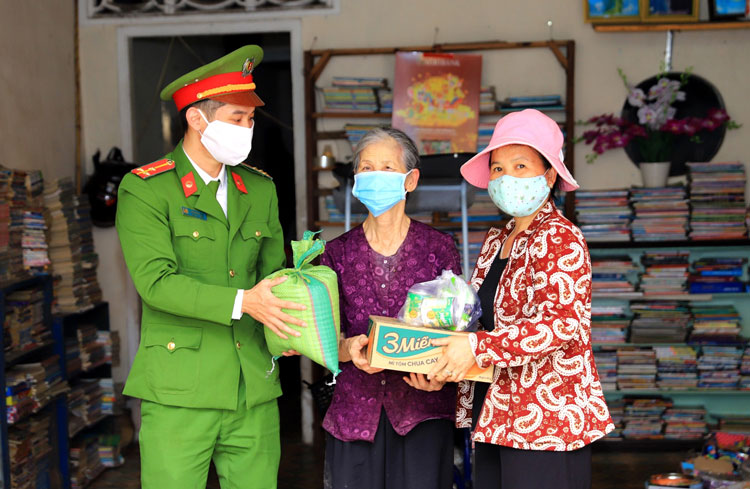 Công an "đi từng ngõ, gõ cửa từng nhà" tặng quà cho các hoàn cảnh khó khăn