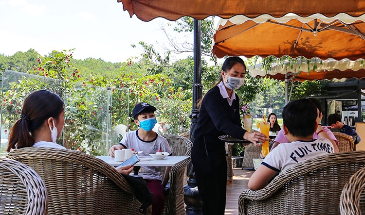 Nhà hàng, cà phê nổi tiếng Thuỷ tạ nằm trên hồ Xuân Hương bắt đầu đón khách tới ăn uống, cà phê, dấu hiệu người dân sinh hoạt trở lại bình thường trên phố núi Đà Lạt