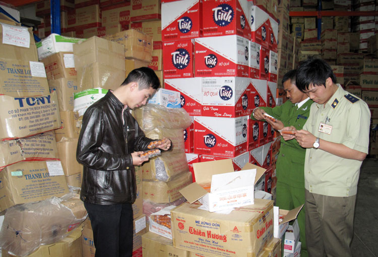 Đoàn kiểm tra liên ngành ATTP tỉnh kiểm tra nguồn gốc, nhãn mác thực phẩm tại kho hàng của Siêu thị Big C Đà Lạt