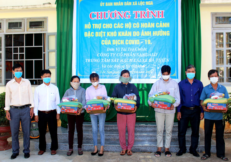 Trao tặng hơn 400 phần quà cho các hoàn cảnh khó khăn 2 xã Lộc Nga và Lộc An