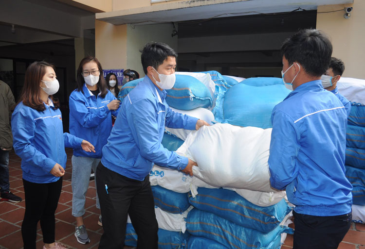Vận chuyển gạo lên xe để đi phát cho từng hộ dân khó khăn trên địa bàn Đà Lạt. Ảnh: Duy Danh