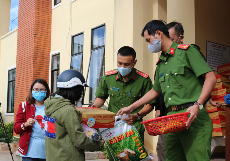 Công an Phường 8 phối hợp với các nhà hảo tâm trên địa bàn trao 370 suất quà cho người dân có hoàn cảnh khó khăn. Ảnh: Thân Hiền