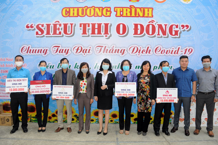 Các nhà tài trợ trao bảng hỗ trợ cho Ban Tổ chức “Siêu thị 0 đồng”