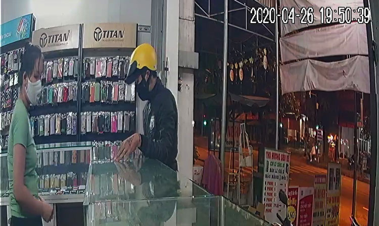 Vờ hỏi mua rồi giật điện thoại trong cửa hàng