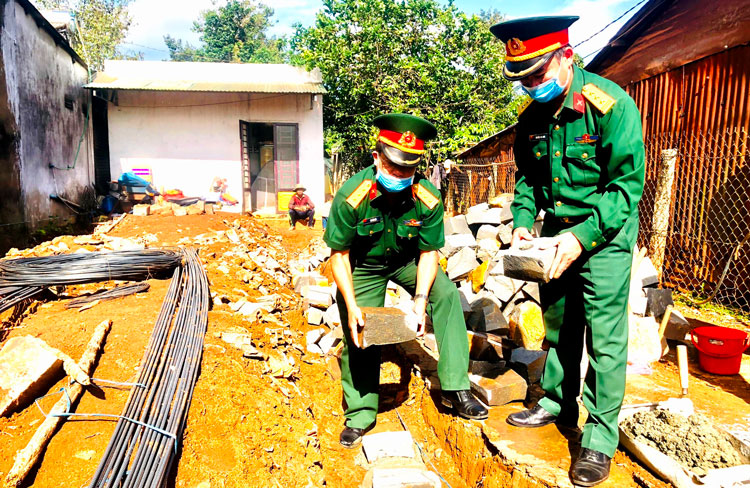 Khởi công xây dựng nhà "Tình nghĩa quân - dân"