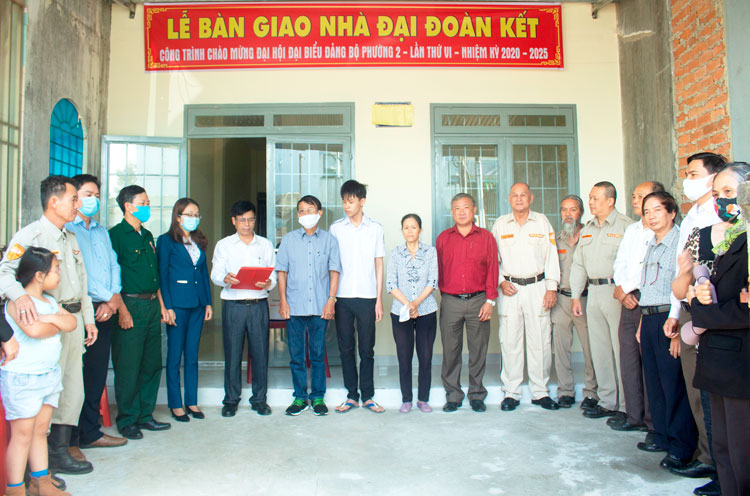 Chính quyền địa phương và Câu lạc bộ Mô tô Bảo Lộc bàn giao nhà Đại đoàn kết cho gia đình bà Hà Thị Thu