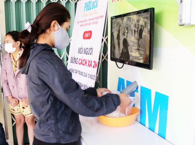 Các &quot;ATM gạo&quot; cung cấp hàng chục tấn gạo cho người dân tại nhiều địa phương