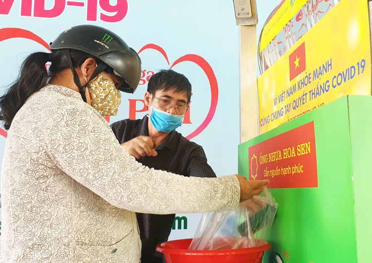 Người dân trên địa bàn huyện Đạ Tẻh đến nhận gao tại “ATM gạo”
