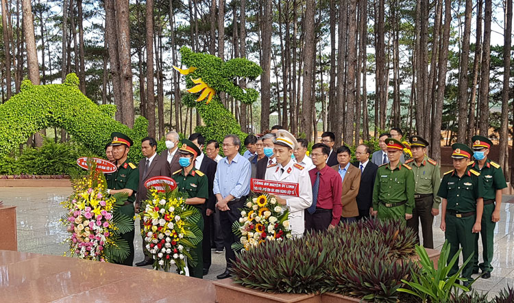 Viếng Nghĩa trang Liệt sỹ Di Linh