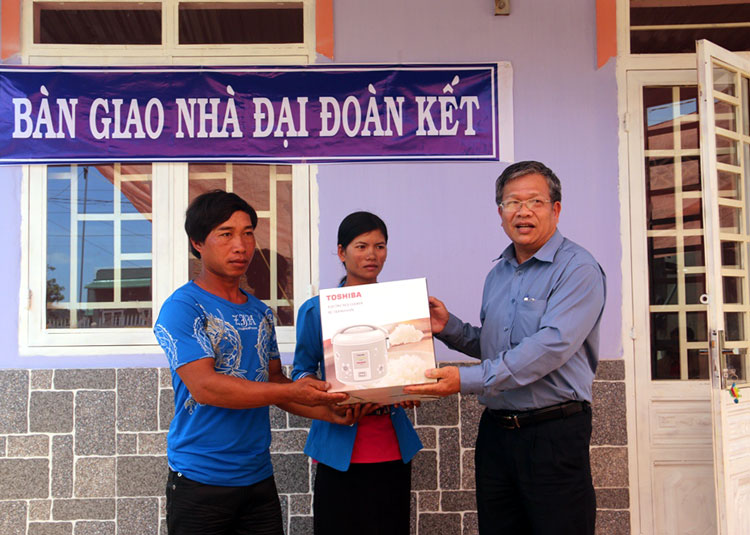Ban Tôn giáo bàn giao nhà đại đoàn kết tại huyện Di Linh