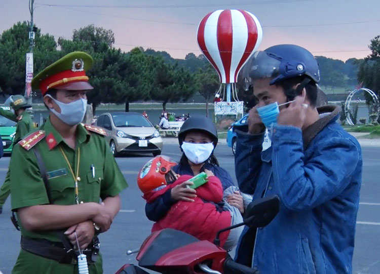 Đà Lạt khuyến cáo người dân địa phương và du khách thực hiện nghiêm quy định đeo khẩu trang nơi công cộng