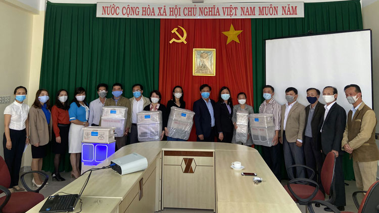 Mặt trận và các đoàn thể TP Đà Lạt tặng 6 máy rửa tay tự động cho Trung tâm Y tế Đà Lạt