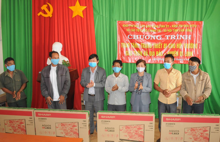 Tặng trang thiết bị hội trường cho xã Gia Bắc, Di Linh
