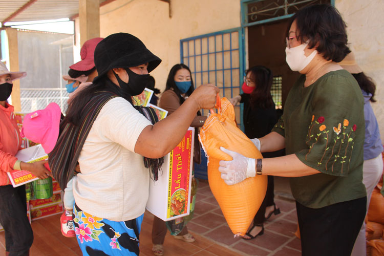 Bà Phạm Thị Mỹ Huyền – Chủ tịch Hội Phụ nữ tỉnh Lâm Đồng trao quà tặng cho phụ nữ dân tộc thiểu số xã Hiệp An (Đức Trọng)