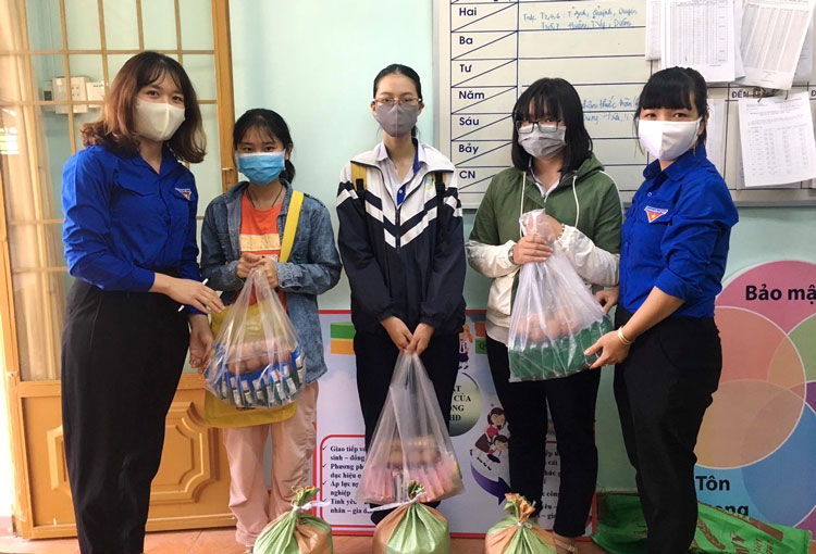 Trường THPT Bảo Lộc trao quà cho học sinh