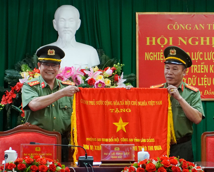 Đại tá Lê Vinh Quy – Giám đốc Công an tỉnh Lâm Đồng trao Cờ thi đua của Chính phủ cho Phòng An ninh đối nội