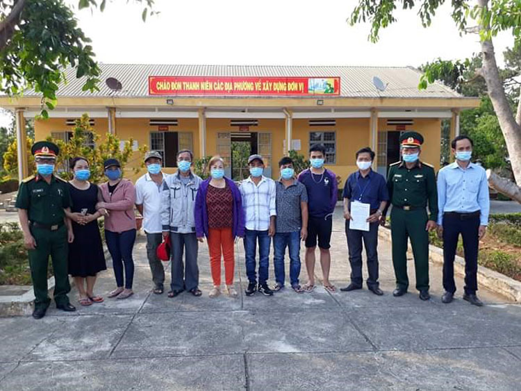 Những công dân hoàn thành cách ly tại Trung đoàn 994.