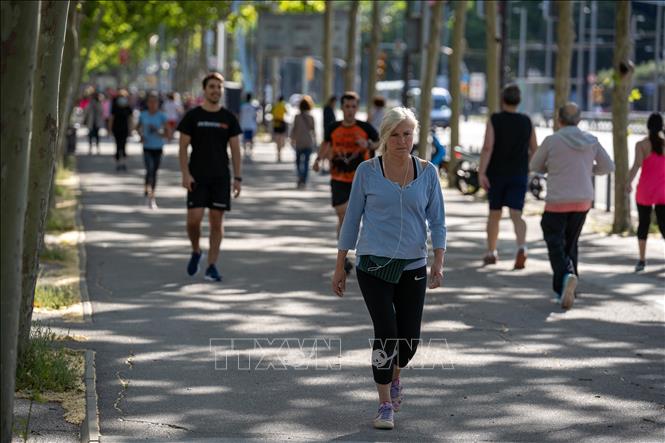 Người dân đi dạo và tập thể dục tại đại lộ Diagonal ở Barcelona, Tây Ban Nha khi lệnh phong tỏa được nới lỏng.