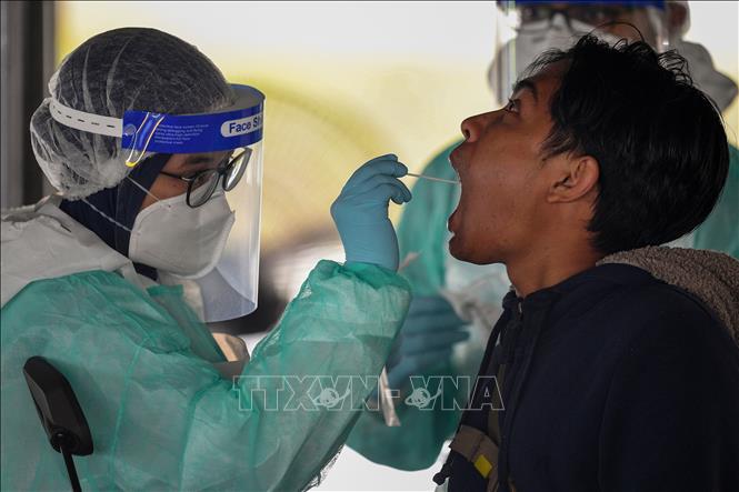 Nhân viên y tế xét nghiệm cho người dân tại Malaysia