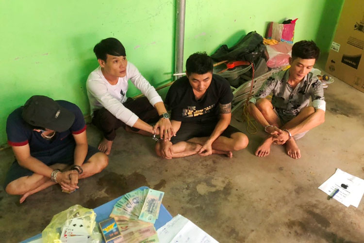 Bắt quả tang sới bạc trong tiệm bán điện thoại, tạm giữ 4 đối tượng