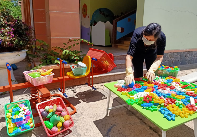 Vệ sinh đồ chơi trước khi trẻ trở lại trường. Ảnh: Tuấn Hương