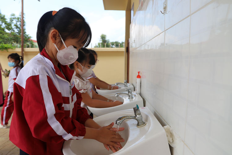 Học sinh tiểu học ở Bảo Lộc rửa tay trong giờ ra chơi