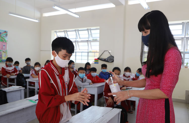 Trở lại lớp sau giờ giải lao, học sinh đều được sát khuẩn tay