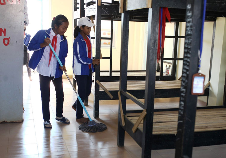 Trong sáng 04/5, thầy và trò Trường THPT-THCS Dân tộc nội trú Đơn Dương tạm nghỉ 1 ngày để tổ chức dọn vệ sinh phòng nội trú, ổn định sinh hoạt để ngày mai vào học chính thức