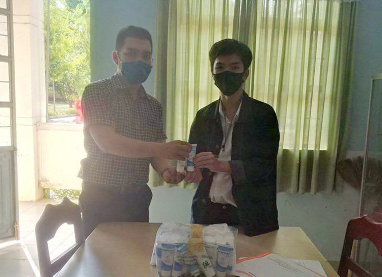 Thầy giáo vùng xa chung tay phòng, chống dịch COVID-19
