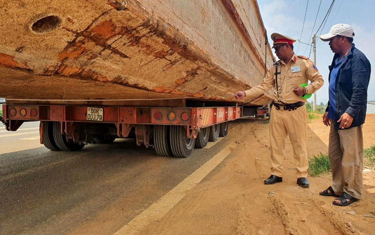 Lập biên bản vi phạm hành chính đối với tài xế và chủ xe chở thuyền ''khủng''