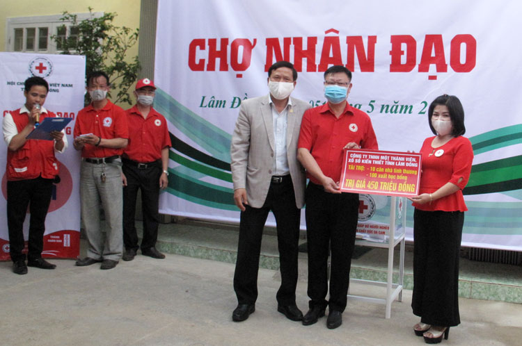 Phát động Tháng Nhân đạo và triển khai mô hình Chợ Nhân đạo