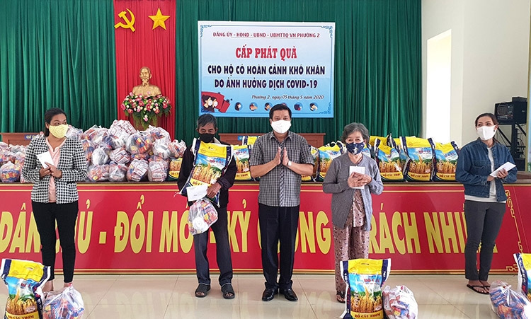 Trao tặng gần 180 phần quà cho người khó khăn trong Tháng Nhân đạo
