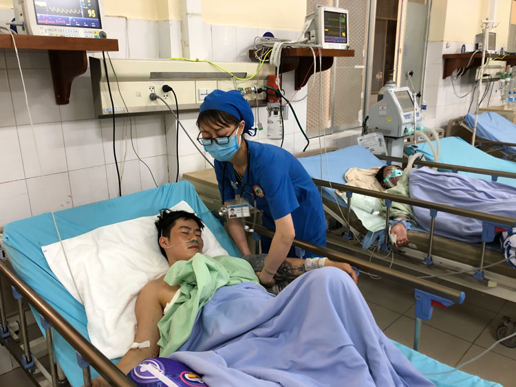 Đi giao hàng, một thanh niên bị đâm thủng phổi