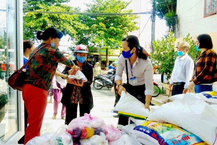 Hơn 300 phần quà đến với người khó khăn và bà con đồng bào dân tộc thiểu số