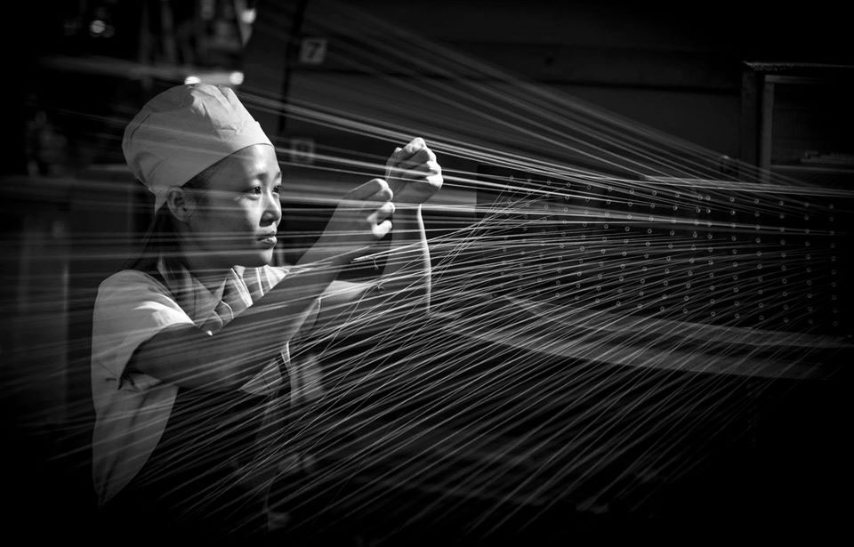 Nối lại đường tơ. ảnh: Nguyễn Văn Thương