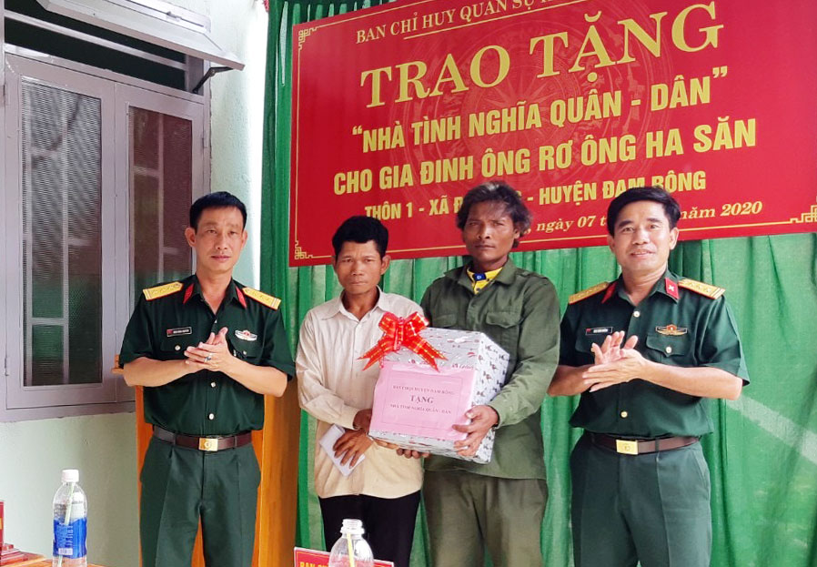 Trao nhà tình nghĩa quân dân cho gia đình khó khăn ở Đam Rông