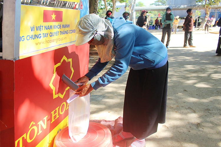 Cùng với gói hỗ trợ của Chính phủ, người dân trong tỉnh gặp khó khăn do dịch COVID-19 đã nhận được nhiều hỗ trợ từ các tổ chức, cá nhân. (Trong ảnh: Người dân vùng sâu huyện Đức Trọng nhận gạo từ cây ATM gạo)