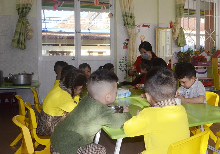 Những người mẹ ở trường của trẻ mầm non