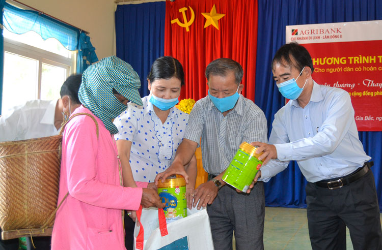 Hội Nông dân tỉnh Lâm Đồng tặng quà tại xã Gia Bắc