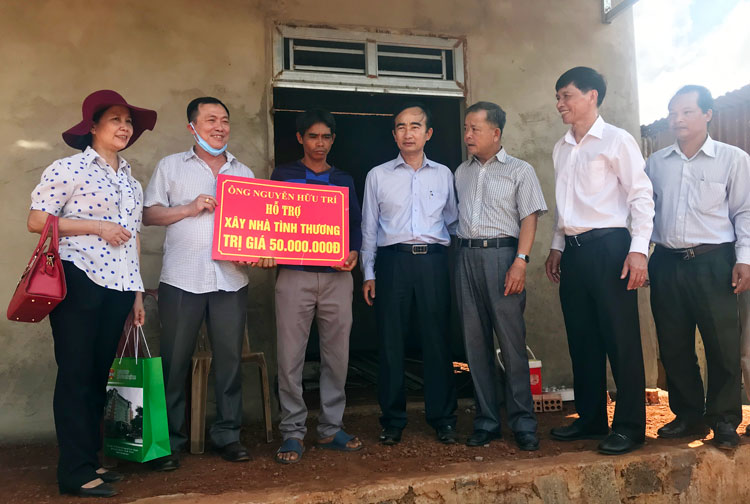Trao tặng nhà cho gia đình anh K’Huấn