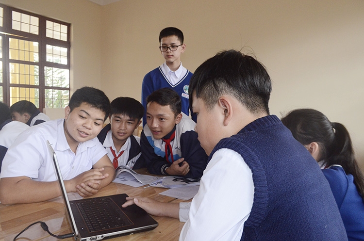 Học sinh Trường THCS-THPT Đống Đa trình diễn lắp ráp máy trợ thở do Quỹ Dariu tài trợ