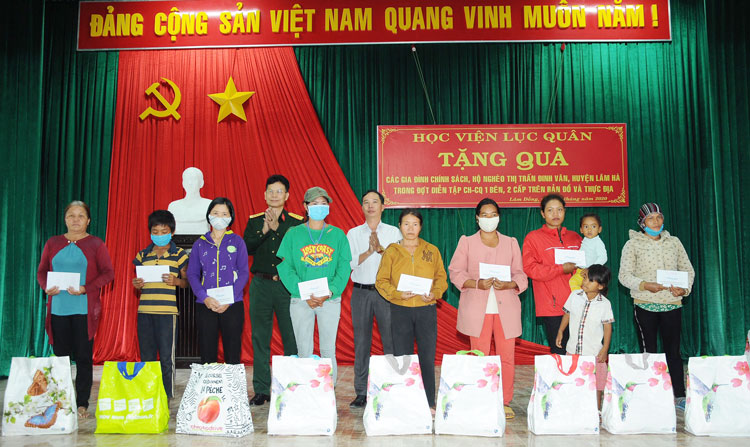 Học viện Lục quân trao 60 suất quà cho người dân