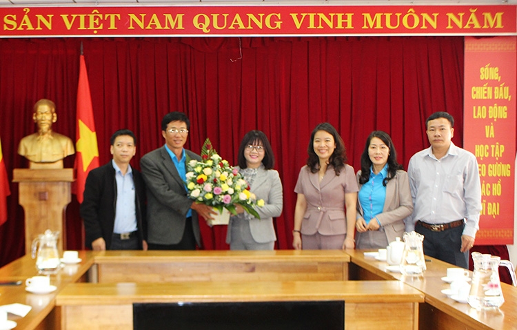 Thăm, tặng quà đoàn viên, công nhân viên chức lao động